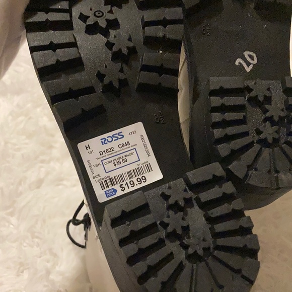 White and black boots - Picture 3 of 4